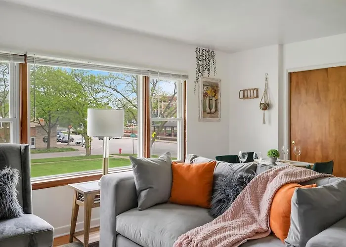 Cozy Getaway For Long-term Westmont
