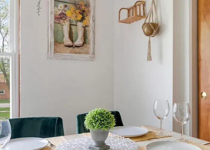 Cozy Getaway For Long-term * Westmont